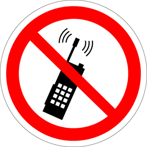 P18 Запрещается пользоваться мобильным (сотовым) телефоном или переносной рацией